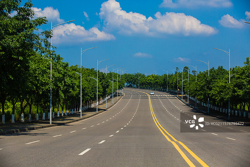 城市公路干净绿化绿植养护公路道路水泥路晴朗天空蓝天白云城市现代斑马线公路图片素材