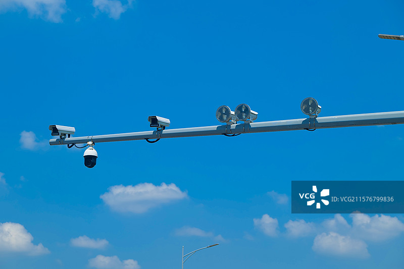 道路公路监控设备摄像头监控守护安全蓝天白云图片素材