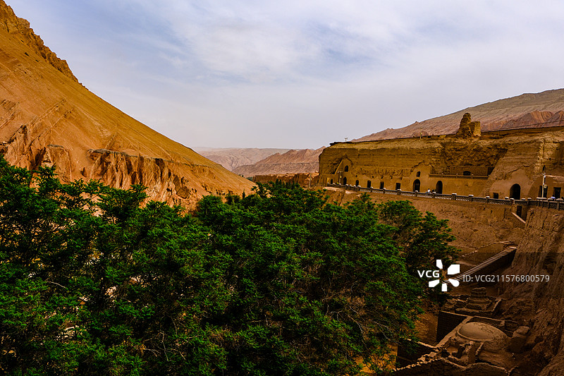 中国新疆吐鲁番市火焰山中断木头沟河谷西岸柏孜克里克千佛洞，火焰山中断风光图片素材