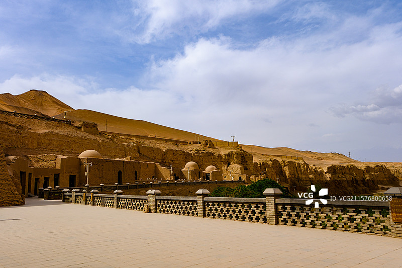 中国新疆吐鲁番市火焰山中断木头沟河谷西岸柏孜克里克千佛洞，火焰山中断风光图片素材