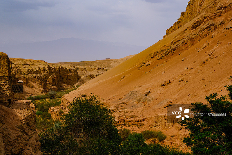 中国新疆吐鲁番市火焰山中断木头沟河谷西岸柏孜克里克千佛洞，火焰山中断风光图片素材