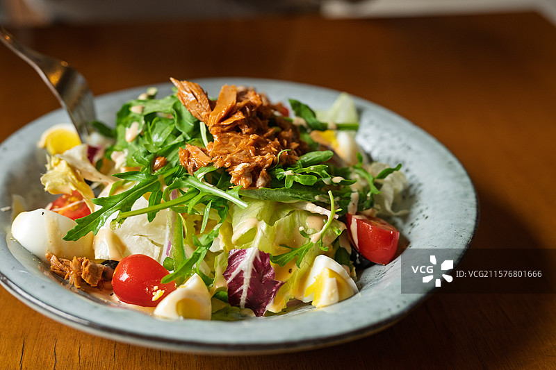 美味的沙拉配烤鸡肉图片素材
