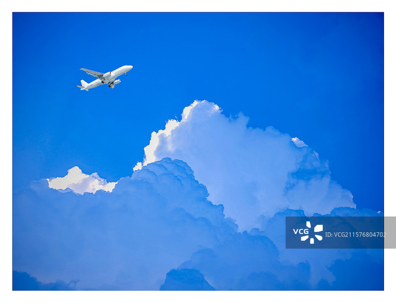 云端飞行图片素材