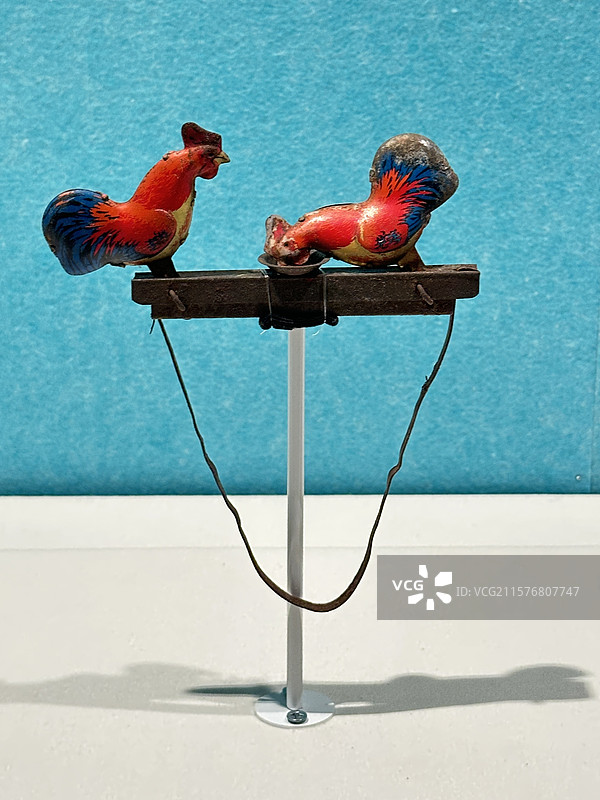 两鸡争米玩具，20世纪50年代，广东省博物馆展览的文物图片素材