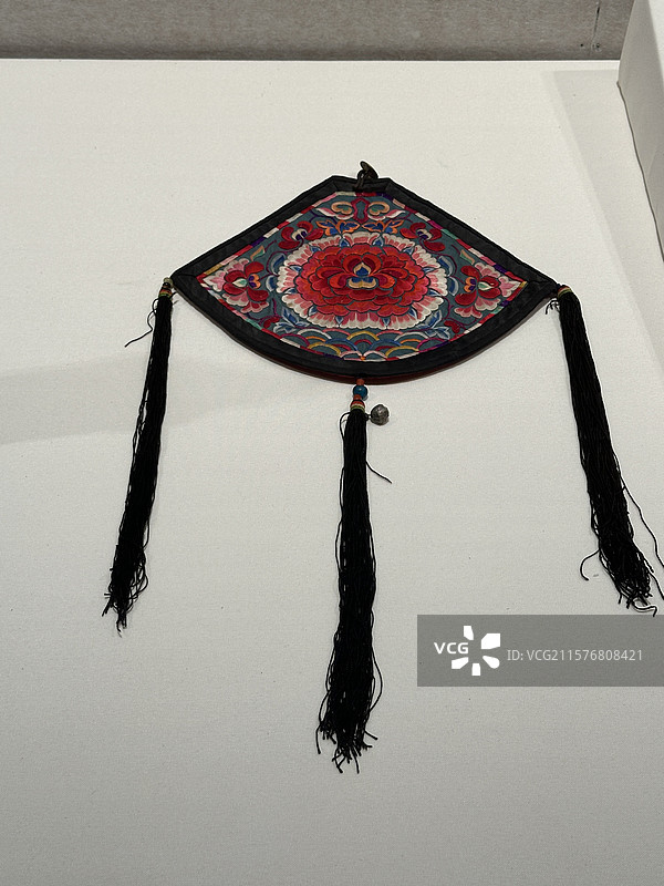 土族刺绣团花儿童肚兜，广东省博物馆展览的文物图片素材