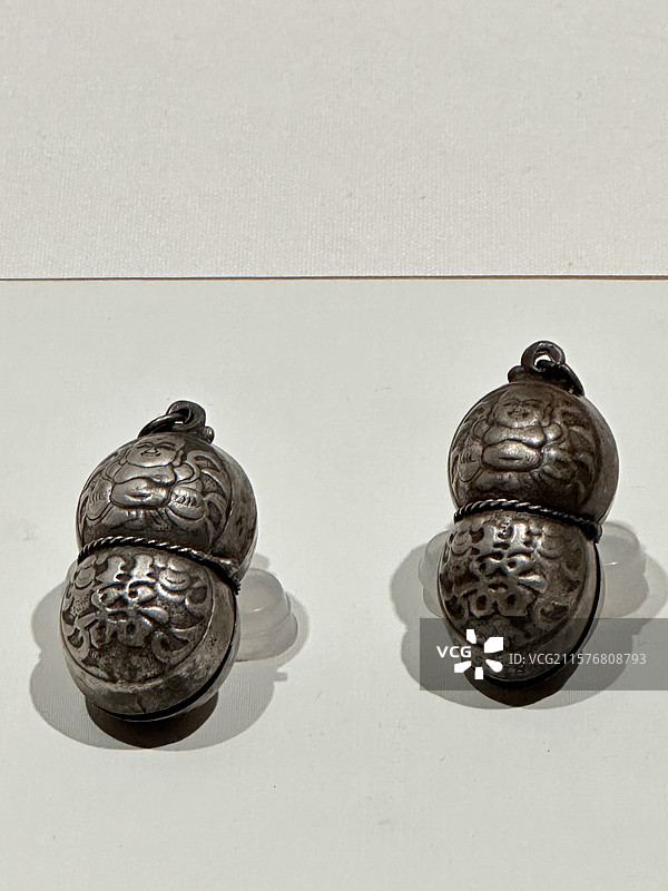 清银錾刻人物双“喜喜”花生形响铃挂饰，清代，广东省博物馆展览的文物图片素材