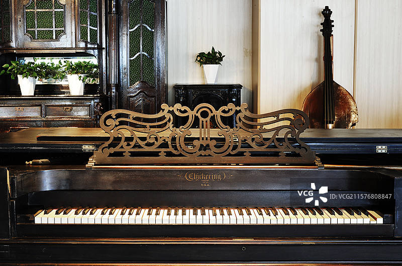哈尔滨钢琴博物馆中陈列的古老钢琴图片素材