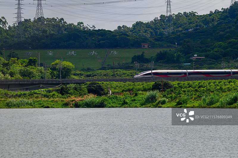 户外一列高速行驶的列车图片素材