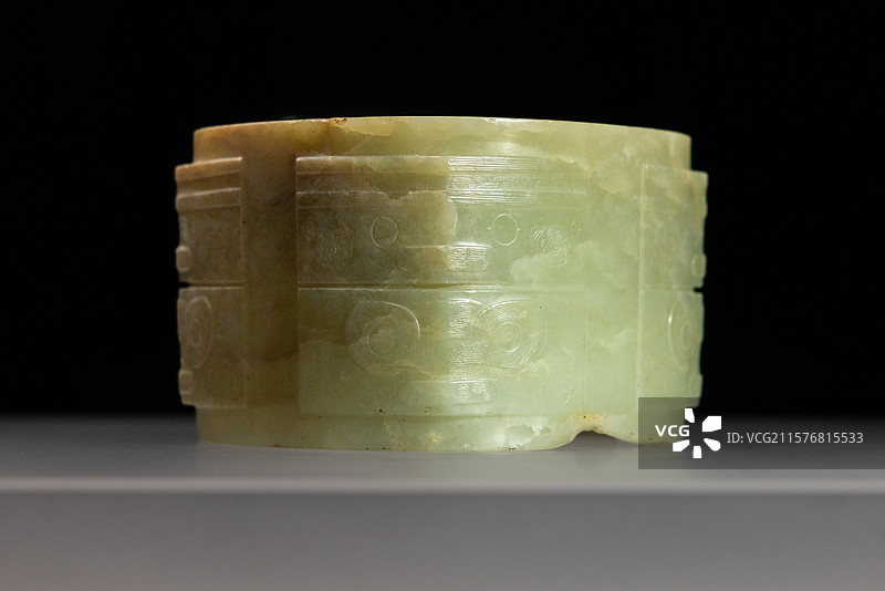 上海博物馆古代玉器馆神人兽面飞鸟纹玉琮 良渚文化 福泉山遗址图片素材