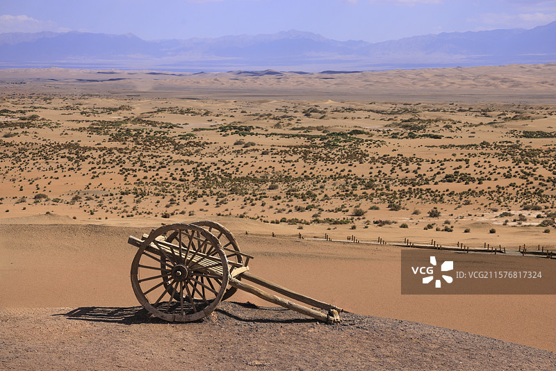 大漠孤烟戈壁滩上的古老车辙推车图片素材