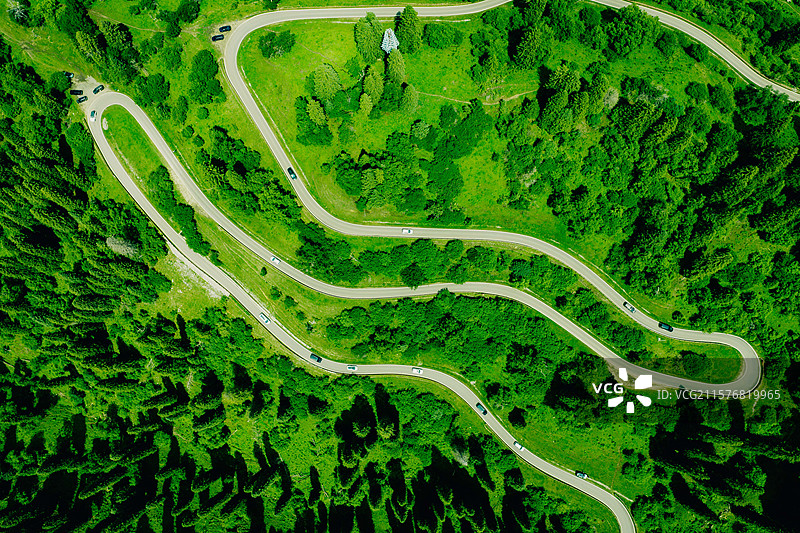 航拍伊犁 那拉提 滑草 导游证 旅游 休闲 旅行 草原 生态 环境 蓝天白云 消费 亲子游 暑假图片素材