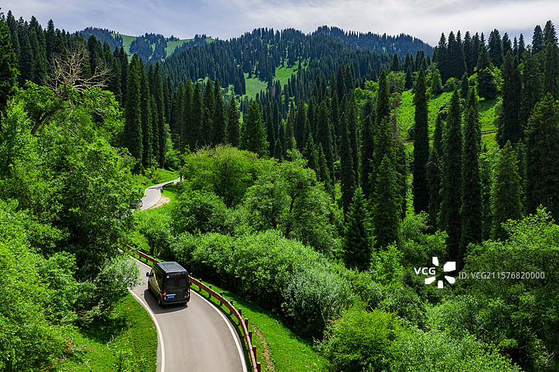 航拍伊犁 那拉提 滑草 导游证 旅游 休闲 旅行 草原 生态 环境 蓝天白云 消费 亲子游 暑假图片素材