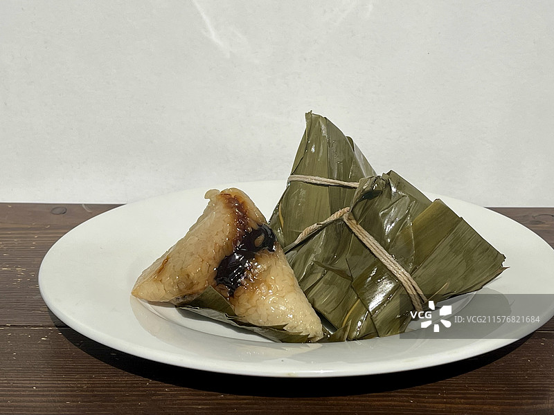 端午节粽子豆沙粽粽叶糯米传统美食节日食品手工制作甜食美食摄影中式点心图片素材