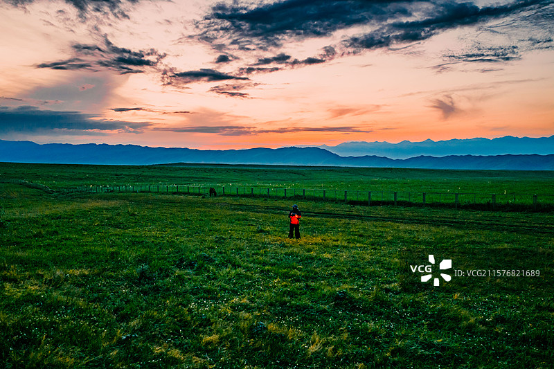 打工人 牛马 向往的生活 自由 辞职 完美 旅行 gap 航拍 自然 户外 草原 傍晚 夕阳  探索图片素材