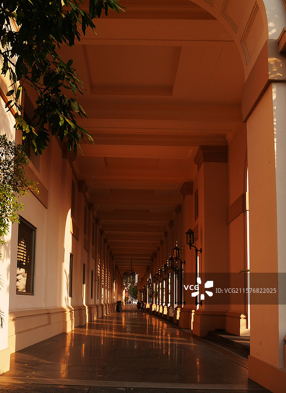 午后傍晚的光影长廊图片素材