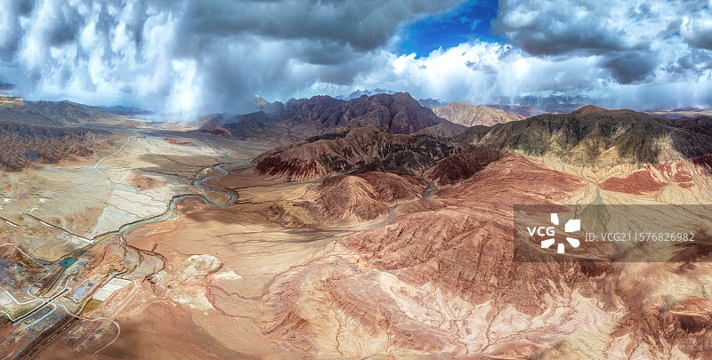 航拍视角--青海海西格尔木七彩秀沟、雪水河风光图片素材