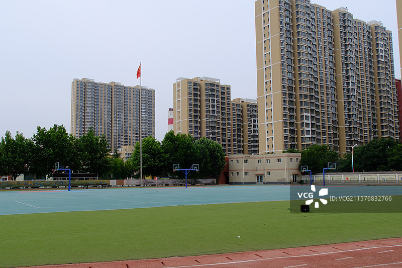 学校校园操场。篮球场。跑道图片素材