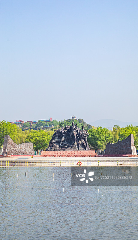 山东泰安泰山天平湖风景区绿水青山背景中的泰山挑山工雕塑建筑特写镜头图片素材