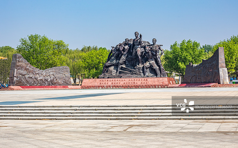 山东泰安泰山天平湖风景区绿水青山背景中的泰山挑山工雕塑建筑特写镜头图片素材