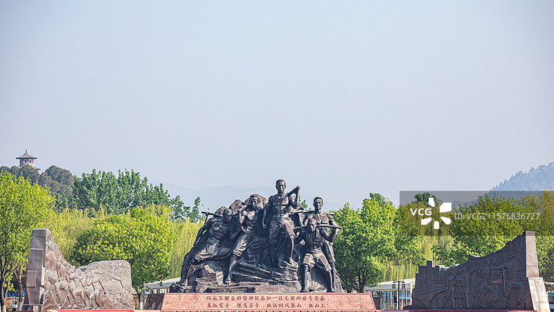 山东泰安泰山天平湖风景区绿水青山背景中的泰山挑山工雕塑建筑特写镜头图片素材