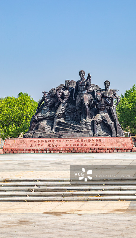 山东泰安泰山天平湖风景区绿水青山背景中的泰山挑山工雕塑建筑特写镜头图片素材