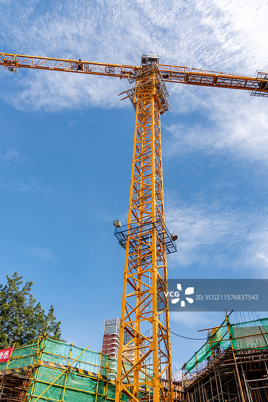 塔吊吊装作业图片素材
