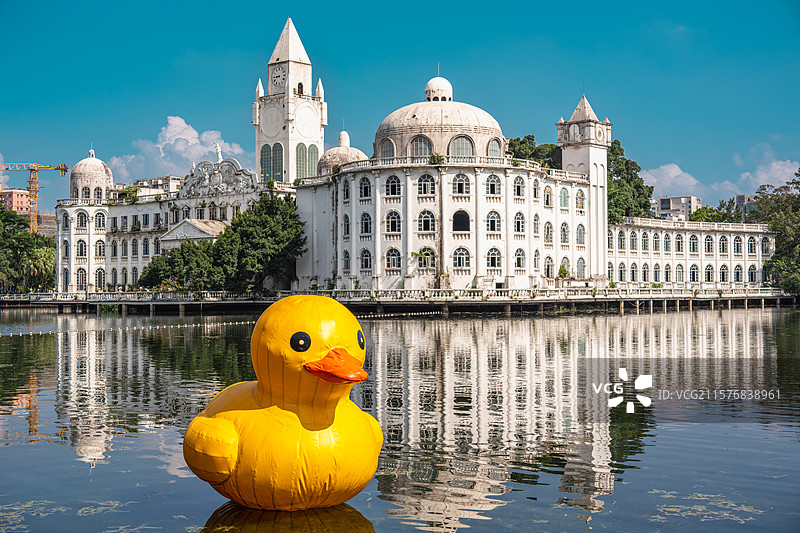 广州流花湖公园小白宫与大黄鸭图片素材