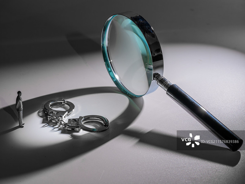 放大镜、金属手铐、人物与光图片素材