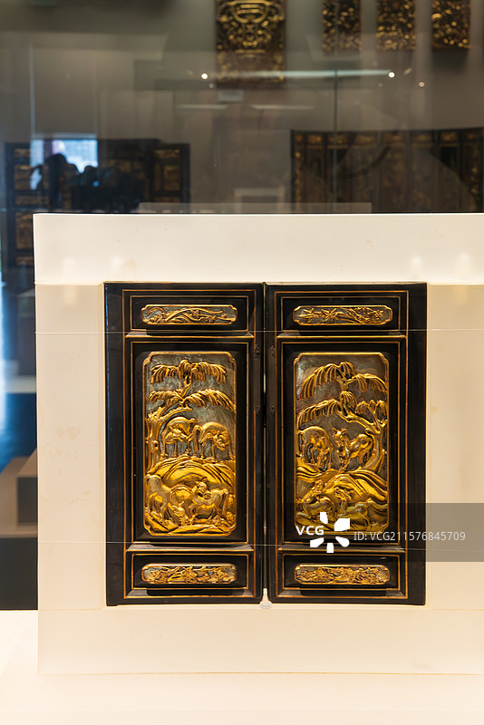 金色浮雕装饰柜图片素材