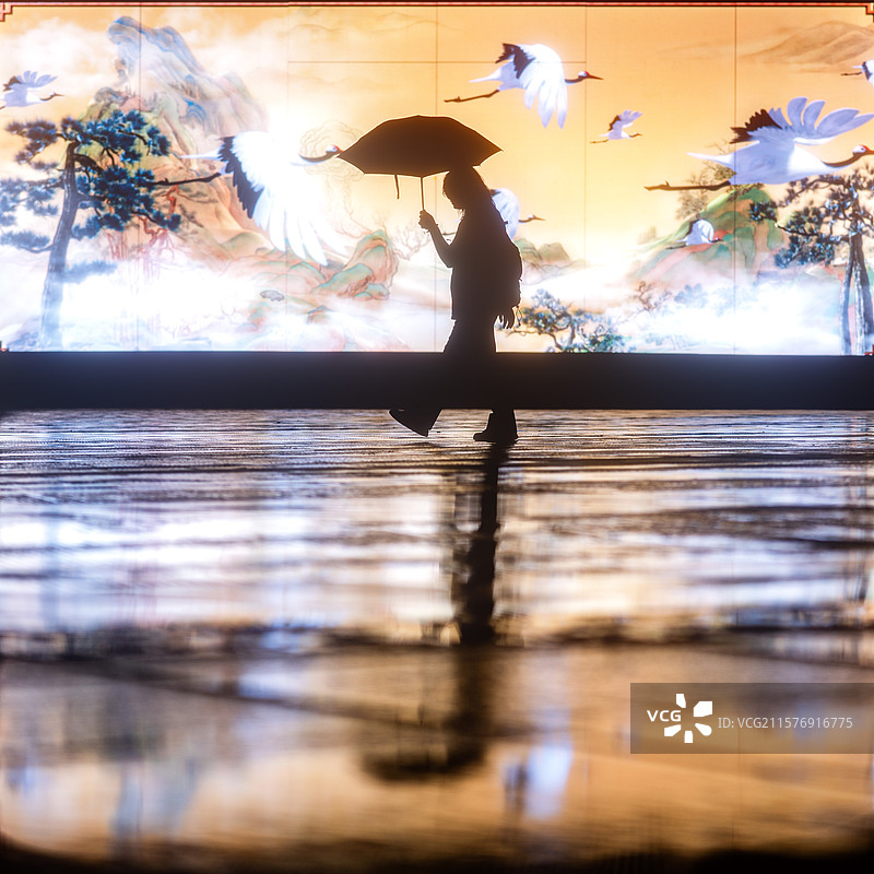 雨天，夜晚，打伞的人图片素材