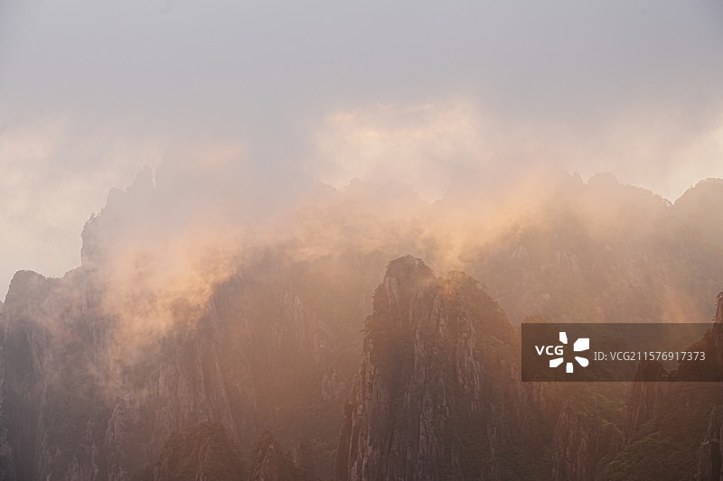 黄山丹霞峰云蒸霞蔚橙色平流雾图片素材
