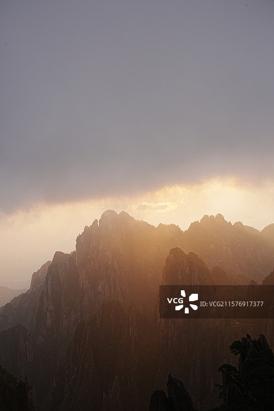 云雾黄山丹霞峰戴上云帽子图片素材