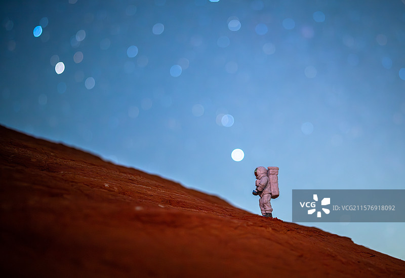 山坡夜空宇航员图片素材