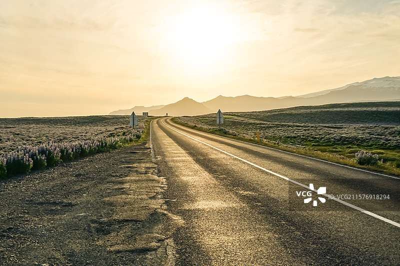 冰岛，夕阳下旷野中的公路风景图片素材