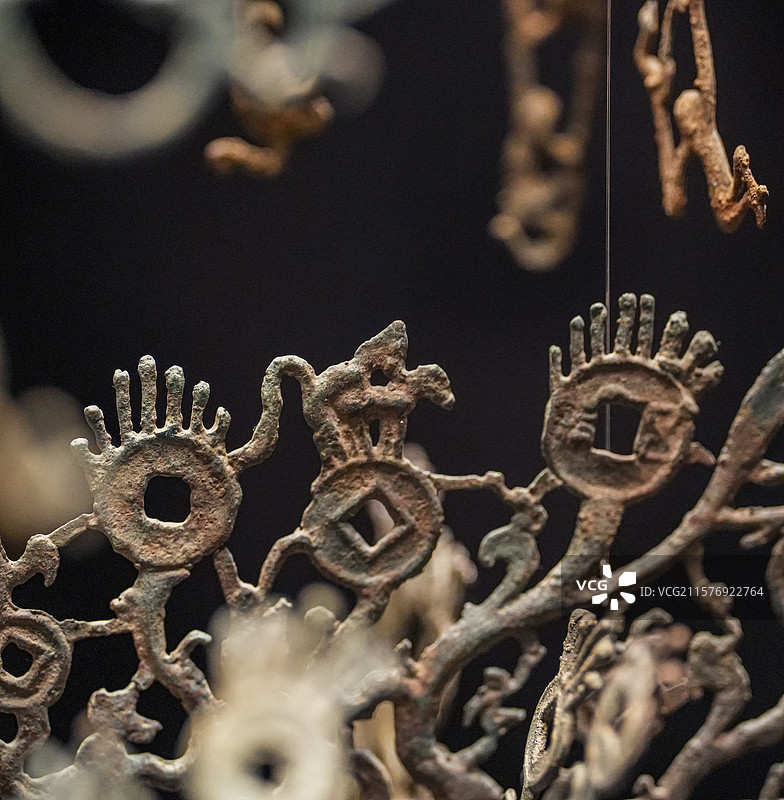 东汉 青铜摇钱树 绵阳三台县博物馆图片素材