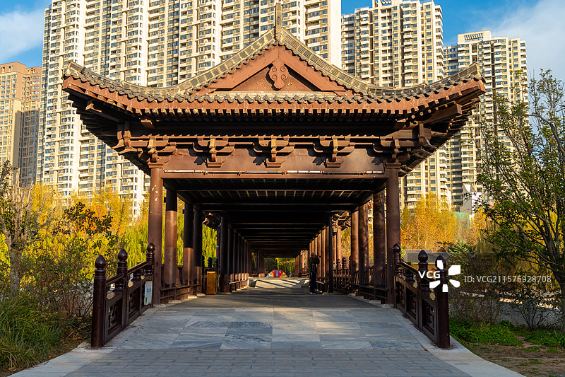 秋季西流湖公园景色、西流湖亭台楼阁建筑图片素材