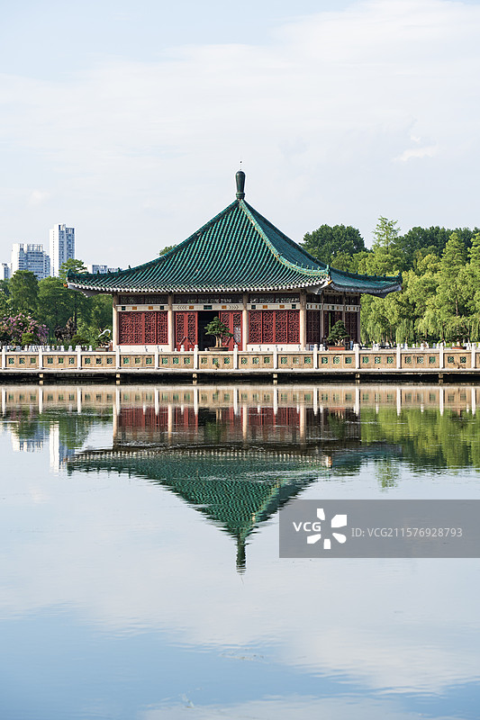 武汉东湖梨园碧潭观鱼图片素材