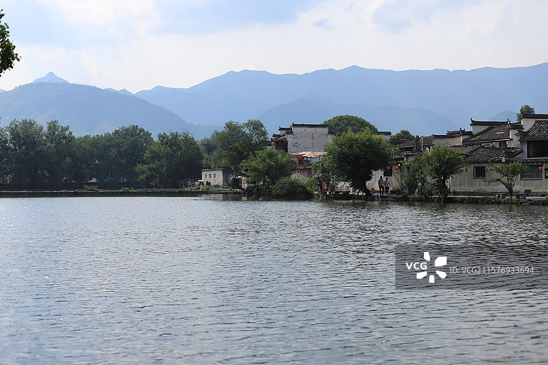 宏村南湖——湖水、建筑与天空图片素材