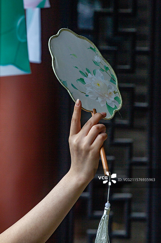 四川省绵阳市户外美女手中拿的扇子，高雅，竹扇，蒲扇图片素材