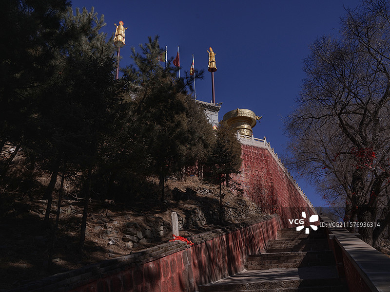 五台山集福寺位于台怀镇，始建于清，属藏传佛教寺院，寺内供奉弥勒佛等，建筑兼具汉藏风格，环境清幽，是礼图片素材