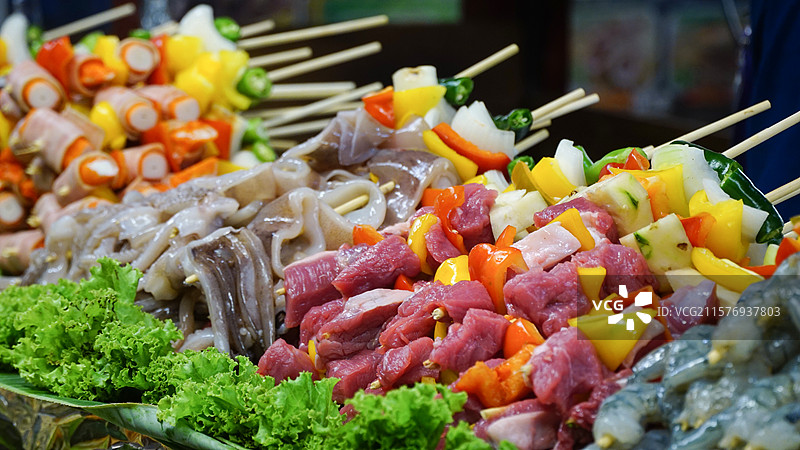 曼谷夜市特色美食小吃烧烤串新鲜食材图片素材