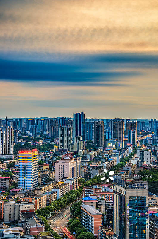 湖南邵阳双清区宝庆东路城市风光夕阳下日落夜景图片素材
