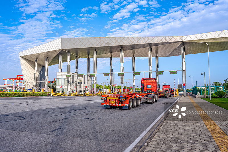 集装箱卡车驶入上海临港自贸区跨境物流园区 洋山特殊综合保税区海关口岸 洋山特保区2号口检查站 货车图片素材