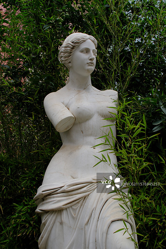 校园雕塑。大理石女性雕像。断臂维纳斯。竹林。竹子图片素材