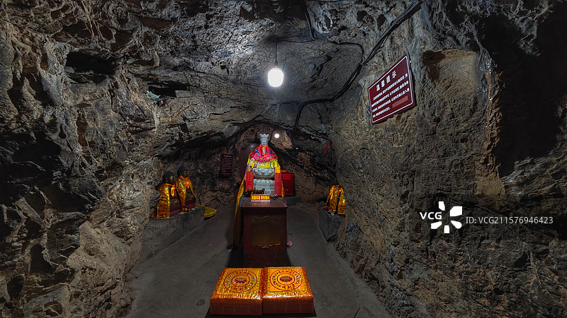 五台山佛母洞，深藏于南台支脉山顶，洞分内外，乳石如脏腑，与佛诞传说契合，入出其间，仿若重生，充满神秘图片素材