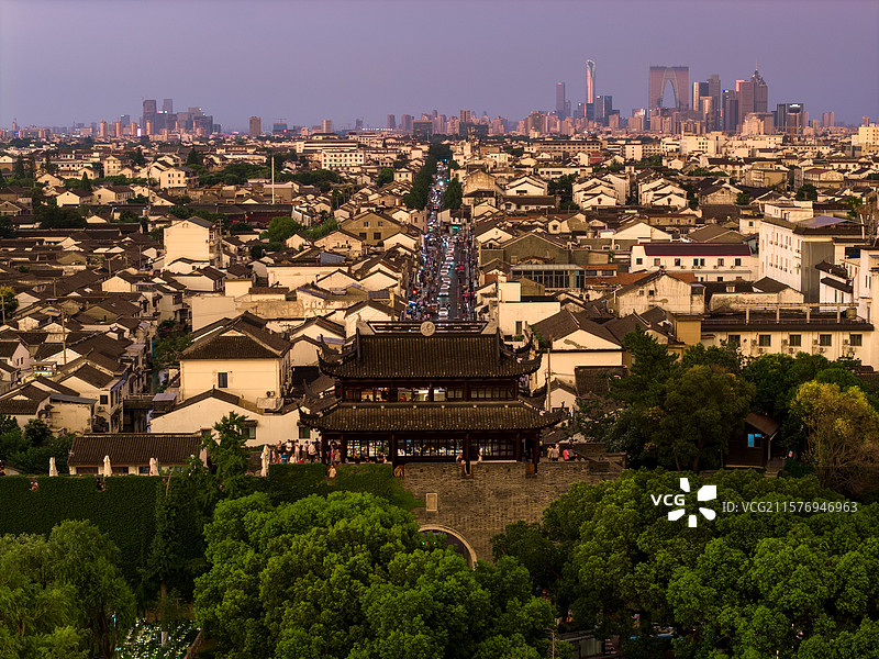 苏州山塘街古城区阊门和工业园区东方之门同框图片素材