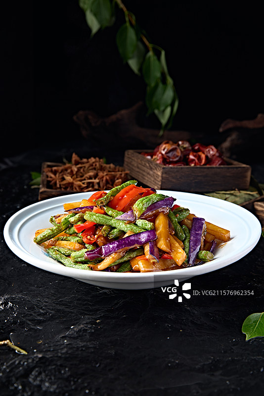 中餐素合炒彩椒豆角土豆烧茄子图片素材