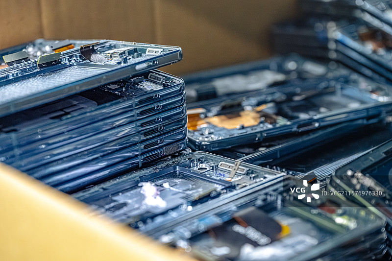 正在维修的二手手机 电子产品保税维修 翻新机零部件 许多手机堆放在一起 主板排线液晶屏幕散热片灰尘图片素材