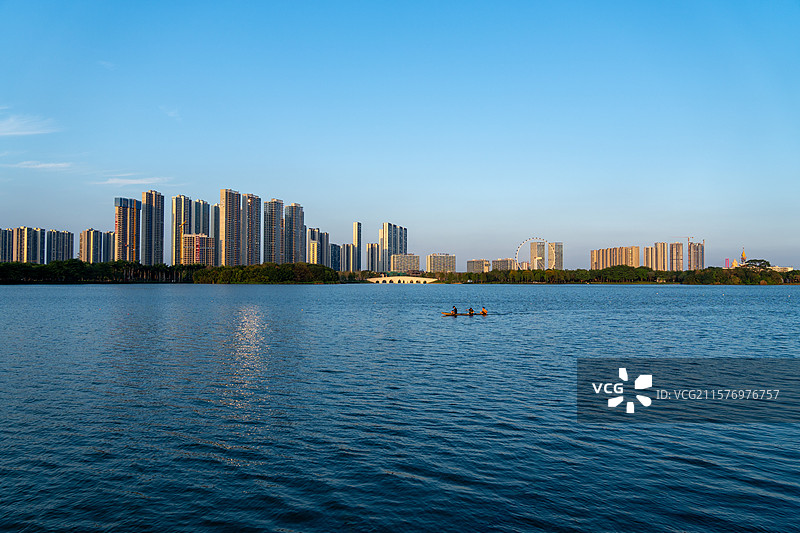 广东省佛山市顺德区：顺峰山公园桂畔湖、华侨城欢乐海岸摩天轮图片素材