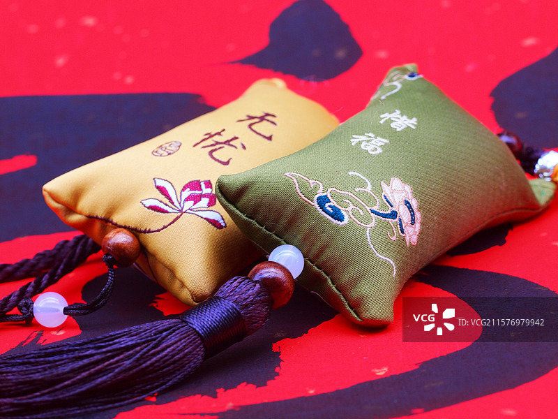 红色织物上的装饰特写镜头图片素材